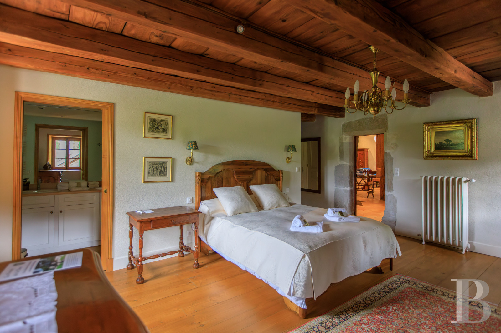 Dans le Haut-Bugey, à mi-chemin entre Lyon et Genève, une ferme abbatiale du 17e siècle transformée en une vaste et confortable demeure.  - photo  n°22